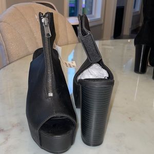 H&M black heeled open toe shoes